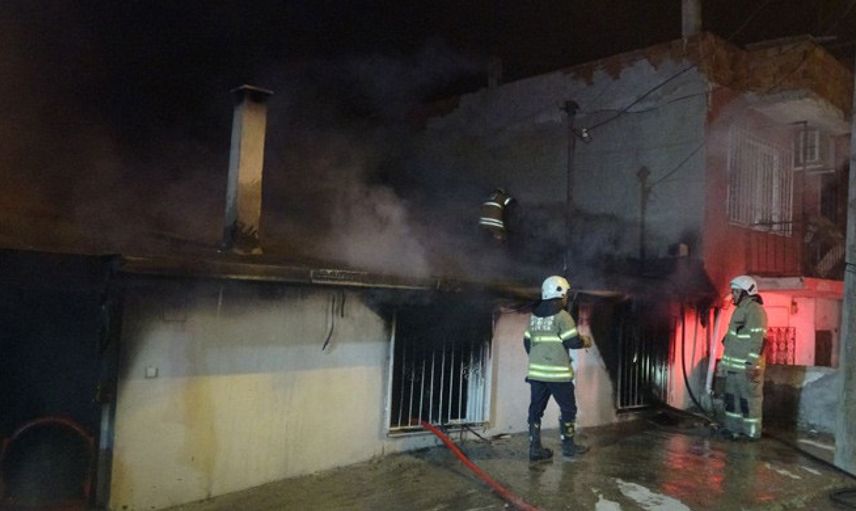İzmir'de, Babası Uyurken Evi Ateşe Verdi