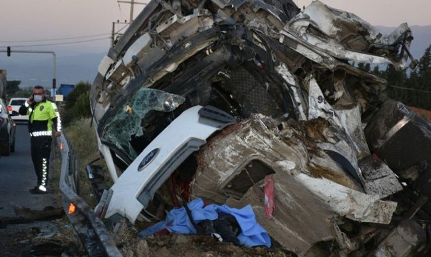 İzmir'de Bariyerlere Çarpan Tırdaki 2 Kişi Öldü