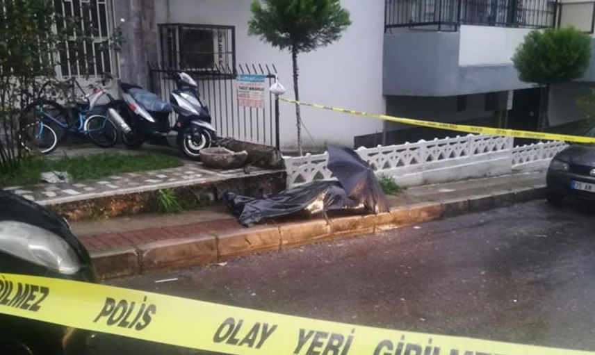 İzmir’de Bir Sokağın Ortasında Ceset Görüldü