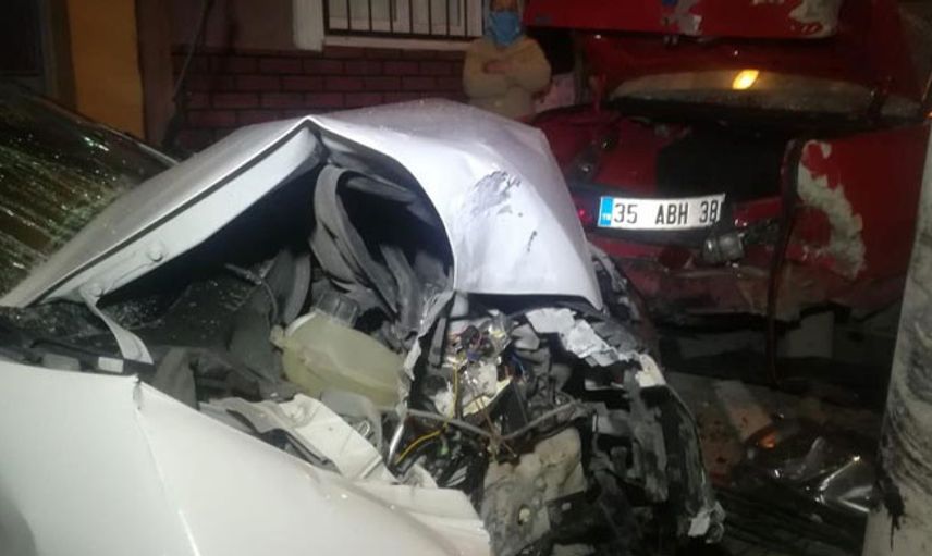 İzmir’de Bir Sürücü Bir Binanın Bahçesindeki Aracı Ezdi Geçti