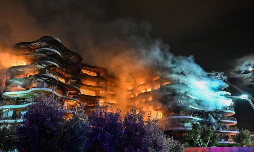 İzmir’de büyük yangın: Alevler kısa sürede siteyi sardı