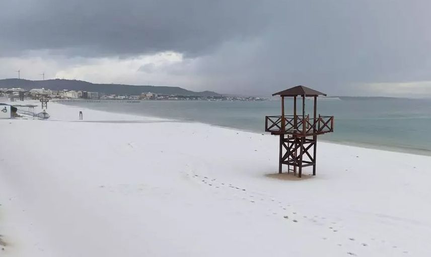 İzmir’de dolu yağışı etkili oldu: Sokaklar beyaza büründü