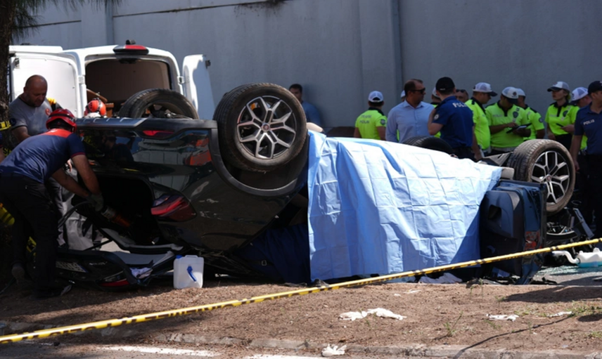 İzmir'de Feci Kaza: Alt Geçide Düşen Otomobilde 3 Kişi Hayatını Kaybetti