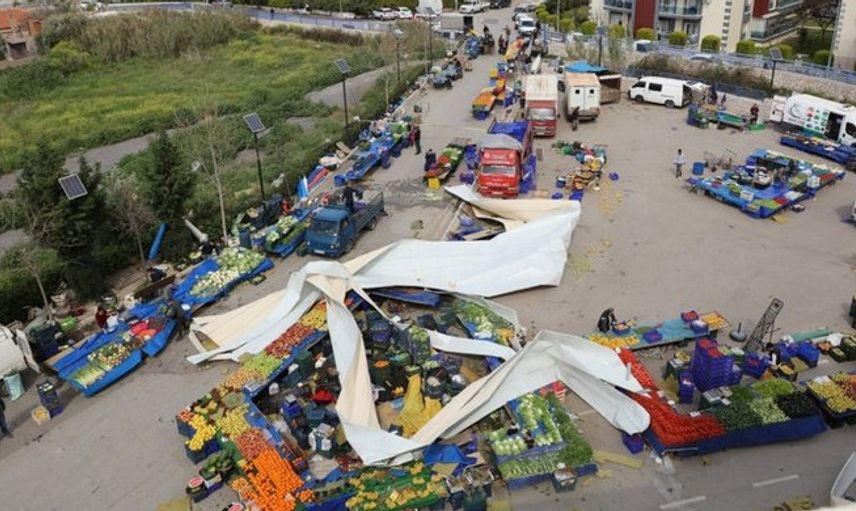 İzmir'de Fırtına: Çatı Pazar Yerinin Üstüne Uçtu