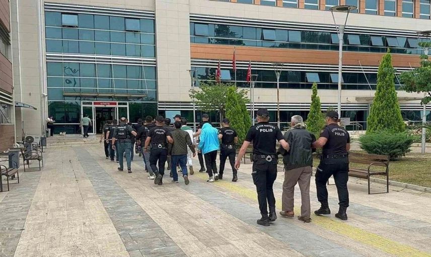 İzmir'de helikopter destekli operasyon: 45 zehir taciri tutuklandı