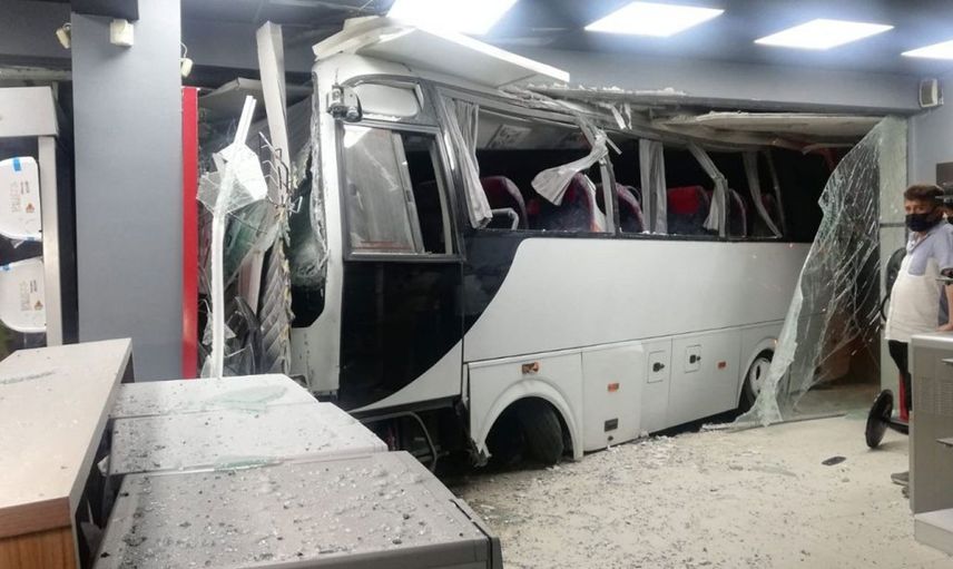 İzmir'de İşçileri Taşıyan Minibüs Mobilya Mağazasına Daldı!