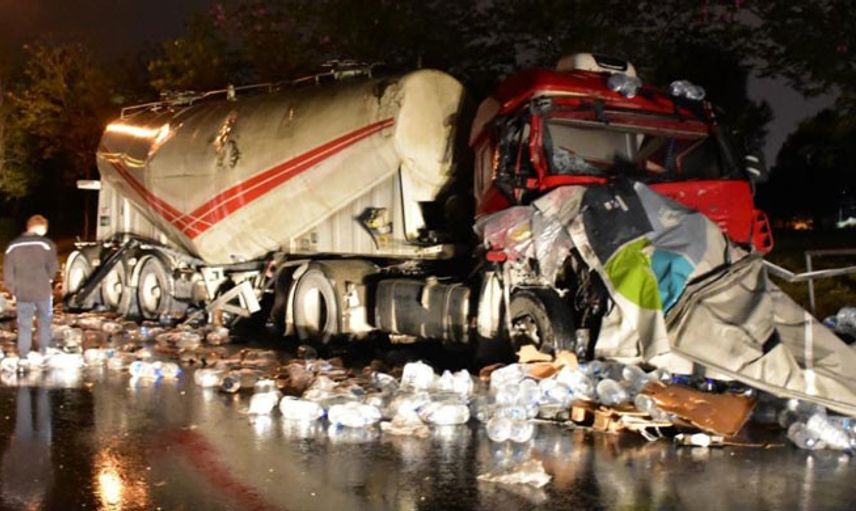 İzmir’de Kontrolden Çıkan Tır, Beton Mikserine Çarptı