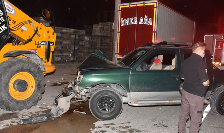 İzmir’de Köpeğe Çarpmamak İçin İş Makinesine Çarptı