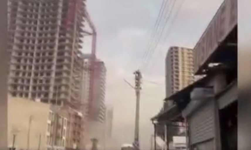 İzmir’de korku dolu anlar: Vinç devrildi çok sayıda ölü ve yaralı var