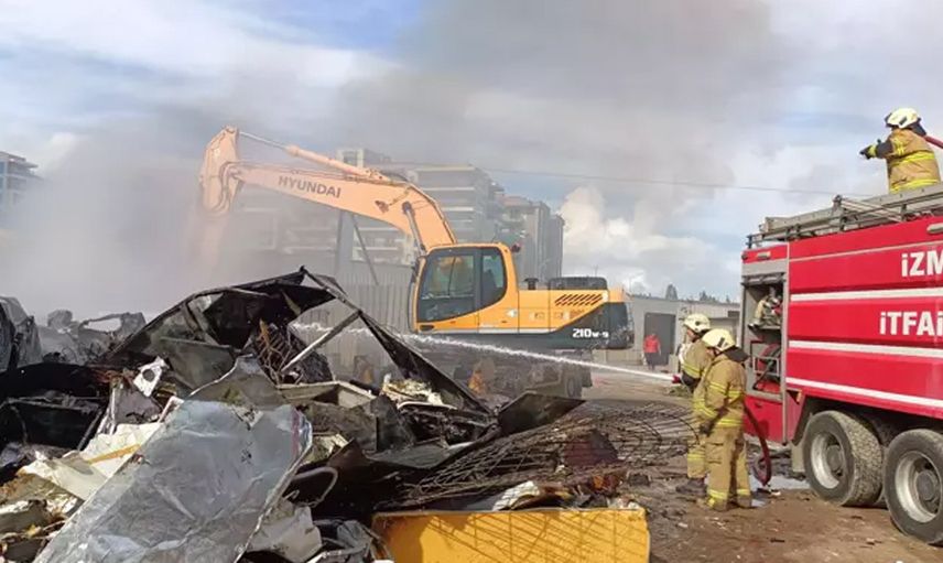 İzmir'de korkutan yangın! Beyaz eşya deposu kullanılamaz hale geldi