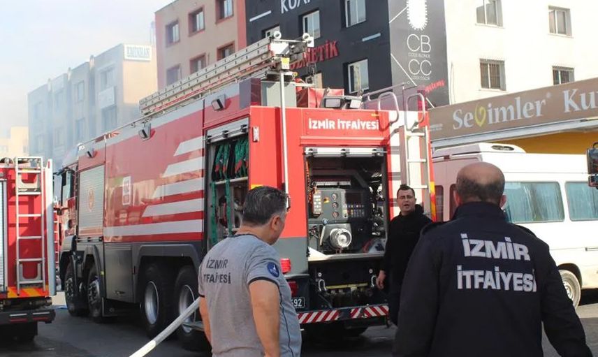İzmir’de kozmetik mağazasında yangın: Patlamalar duyuldu