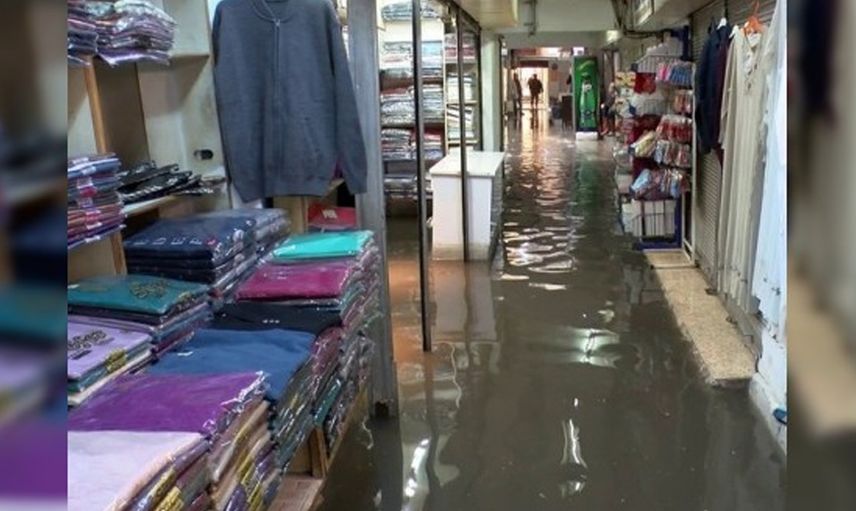 İzmir'de Kuvvetli Yağış! İş Yerleri Sular Altında Kaldı
