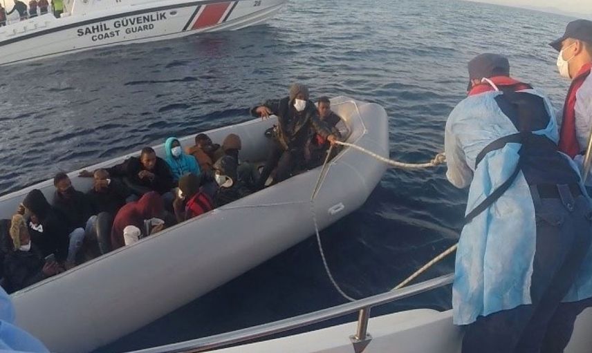 İzmir’de Lastik Botta 21 Göçmen Kurtarıldı