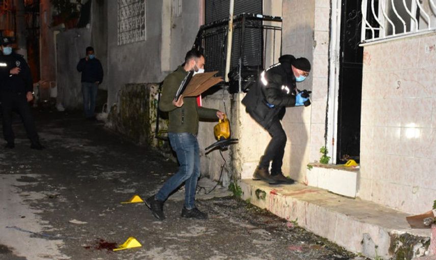 İzmir'de, Misafirliğe Gittiği Evde Husumetlisi Tarafından Silahla Vuruldu