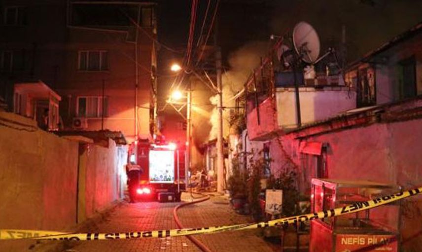 İzmir'de Müstakil Evde Yangın Meydana Geldi: 1 Yaralı