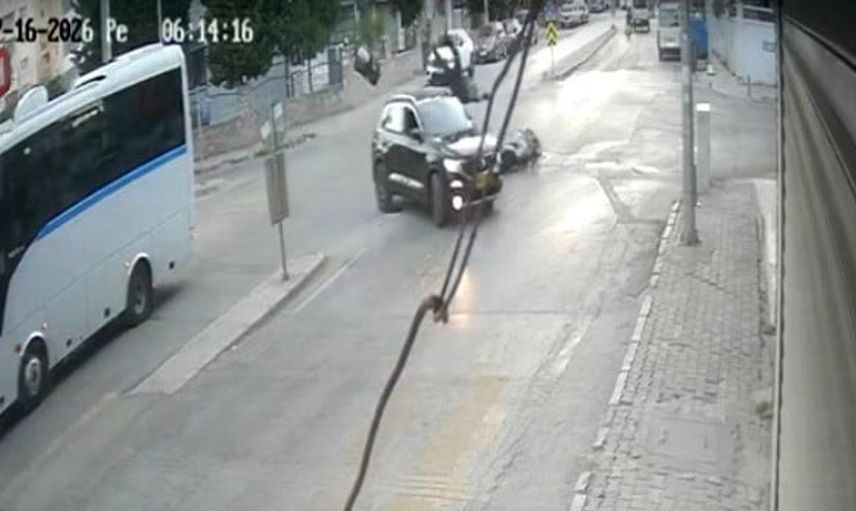 İzmir'de otomobilin motosiklete çarpıp olay yerinden kaçtığı kaza güvenlik kamerasında