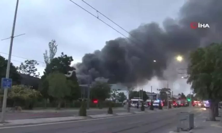 İzmir'de peş peşe yangın çıktı: Fabrikalarda büyük hasar oluştu!