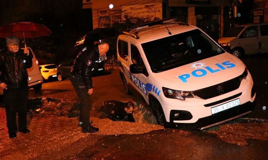 İzmir’de sağanak etkili oldu: Polis arabası çukura düştü