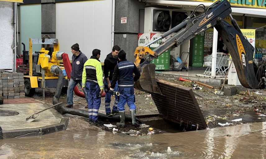 İzmir'de sağanak sonrası dereler taştı! Ev ve işyerleri su altında kaldı