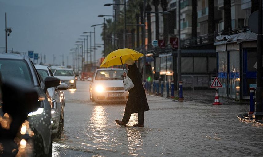 İzmir'de sağanak yağış hayatı olumsuz etkiledi