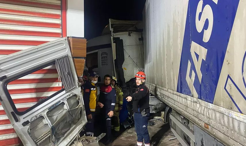 İzmir'de trafik kazası can aldı: 2 kişi hayatını kaybetti