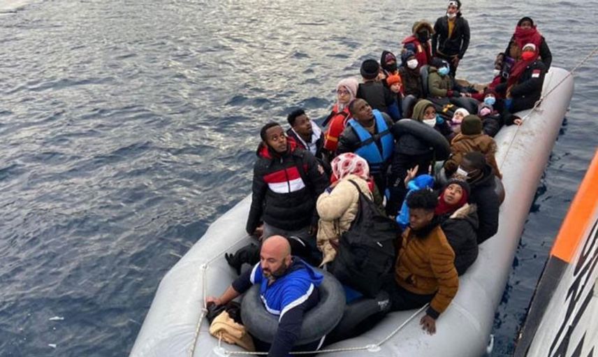 İzmir’de Türk Kara Sularına İtilen 64 Göçmen Kurtarıldı