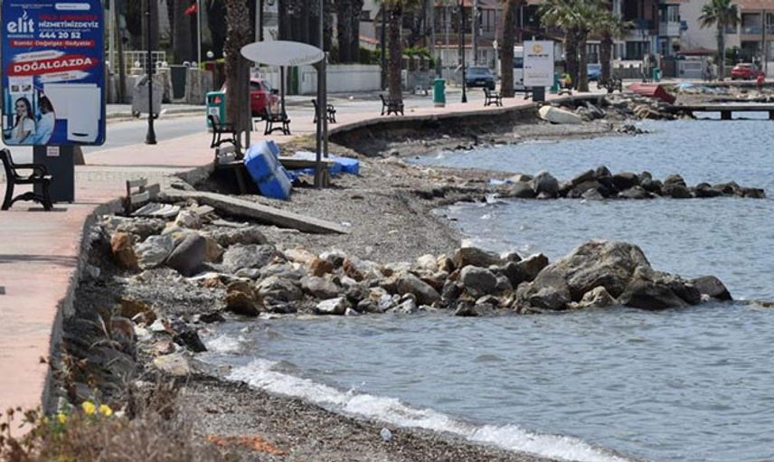 İzmir’de Vatandaşlar Kısıtlamaya Rağmen Tenha Yerlerde Denize Girdi