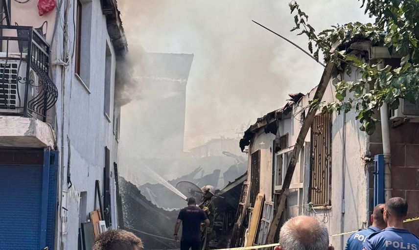 İzmir'de Yangın Kontrol Altına Alındı