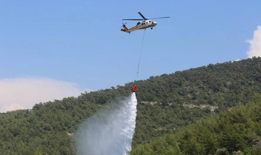 İzmir’de yangına müdahale eden helikopter düştü: Bakan Yumaklı’dan açıklama geldi