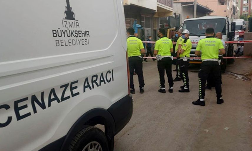 İzmir’de Yaşlı Adam Geri Manevra Yapan Çöp Kamyonunun Altında Kaldı