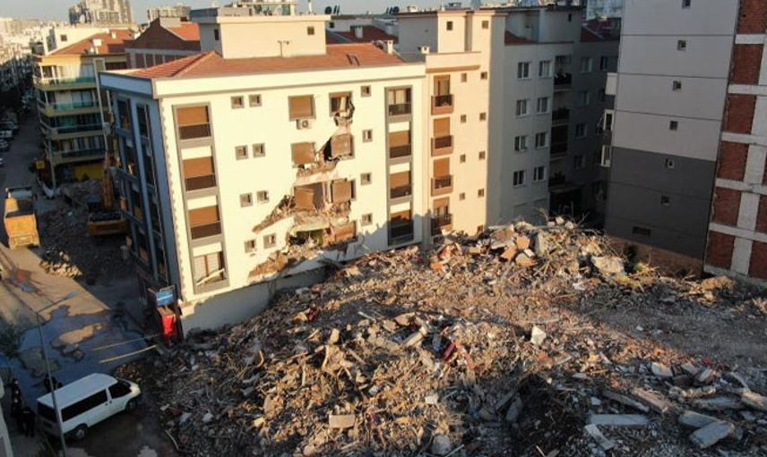 İzmir’de Yıkım Esnasında Çöken Bina Yandaki Binaya Zarar Verdi