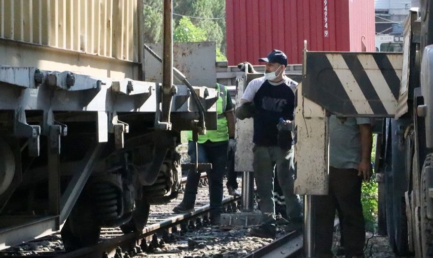 İzmir'de Yük Treni Raydan Çıktı! Seferler Durduruldu