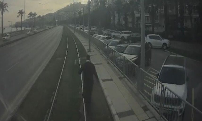 İzmir'den Gülümseten Görüntüler: Bir Vatman Raylardaki Davetsiz Misafire Yardım Etti