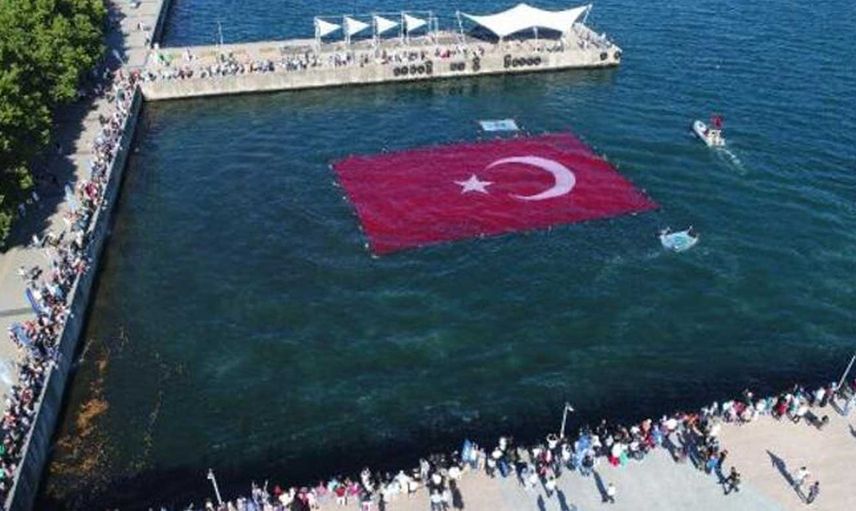 İzmit Körfezi'nde 600 metrekarelik Türk bayrağı: Denizde açılan en büyük bayrak rekoru kırıldı!