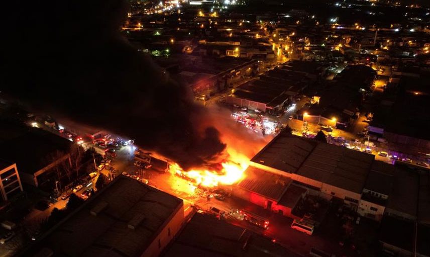 İzmit'de işyerinde çıkan yangın kısa sürede büyüdü! 6 İşyeri daha zarar gördü