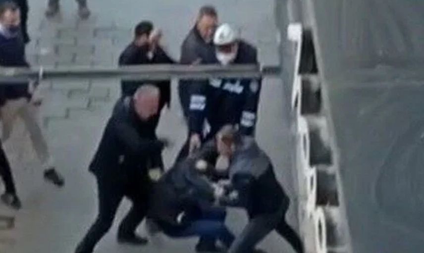 İzmit'te Korkunç Olay: Yanlış Anlaşılınca Tekme Tokat Dayak Yedi!