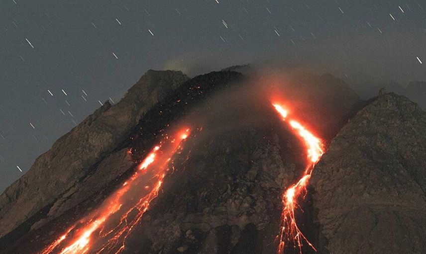 Japonya'da panik havası! Ülkedeki en aktif yanardağ patladı