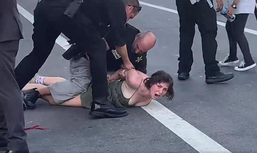 Joe Biden, protestoların odağı oldu! Kadın gösterici, ABD polisinin sert müdahalesine maruz kaldı!