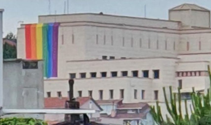 Joe Bıden'ın Gay Sözcüsü Bütün Elçiliklere Talimat Göndermiş Olmalı! İstanbul Başkonsolosluğuna LGBT Bayrağı Asıldı