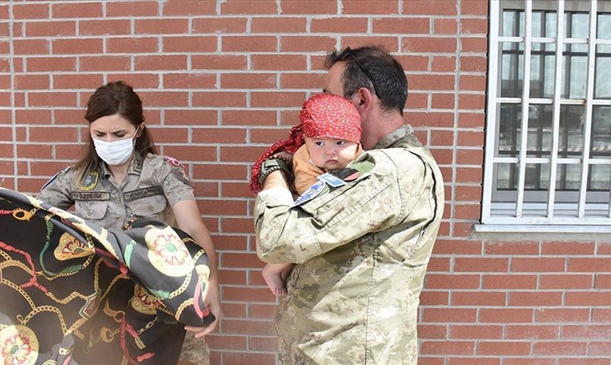 Kabil’de Ailesinden Ayrı Düşen Bebeğe Türk Askeri Sahip Çıktı