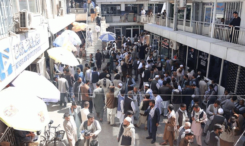 Kabil'de Döviz Büroları Yeniden Açıldı: Afganlar Akın Etti