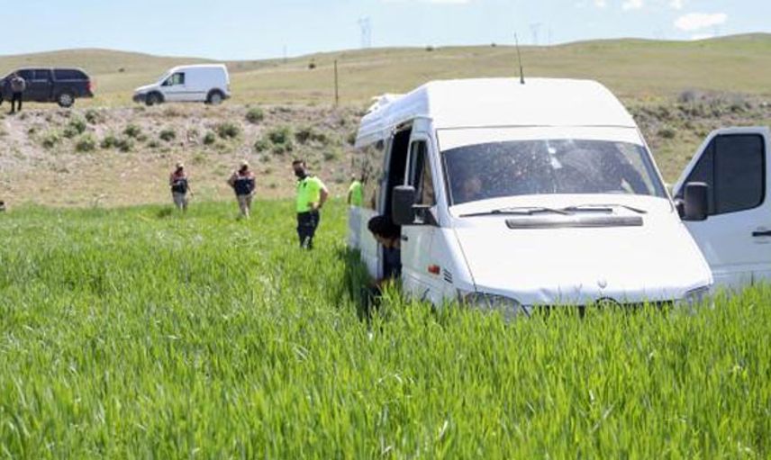 Kaçak Göçmen Minibüsü Yoldan Çıktı: 4 Yaralı