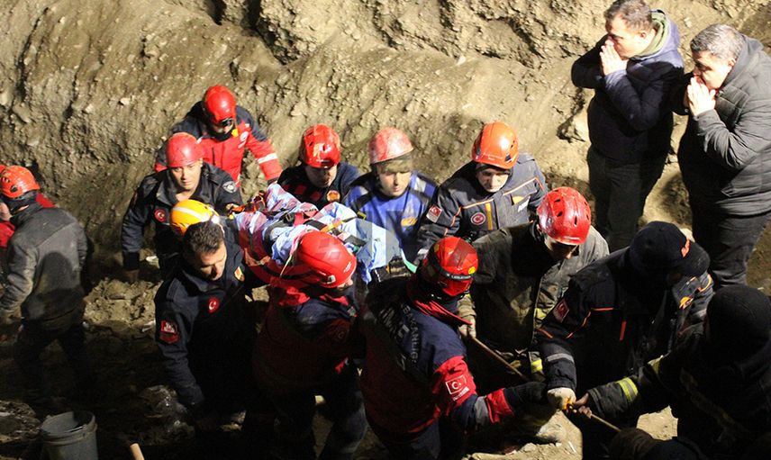 Kaçak kuyuya düşen baba ve oğuldan acı haber
