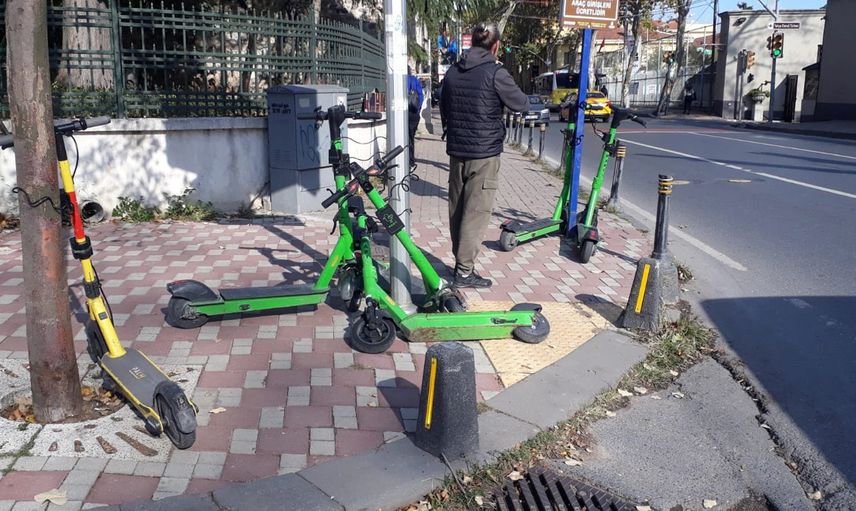 Kadıköy halkı belediyeye isyan etti: Kaldırımlarda yürüyemiyoruz artık