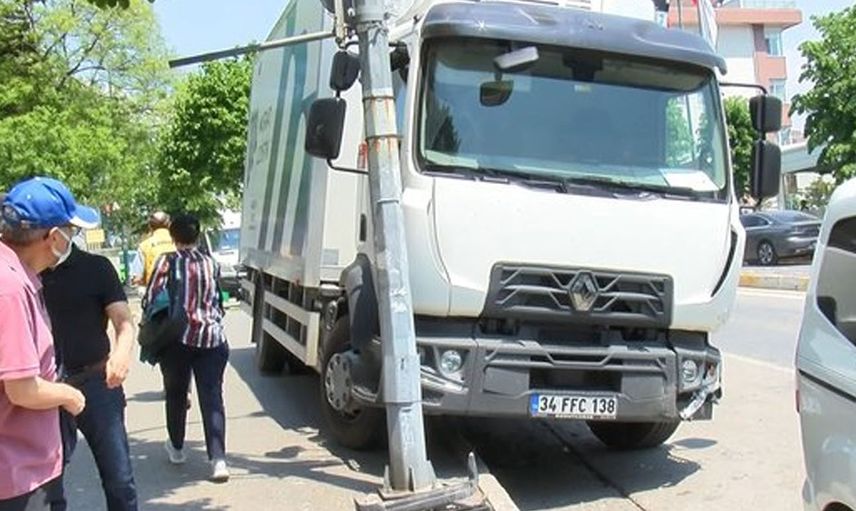 Kadıköy'de hakimiyetini kaybeden kamyon etrafa dehşet saçtı! Park halindeki otomobillere çarptı