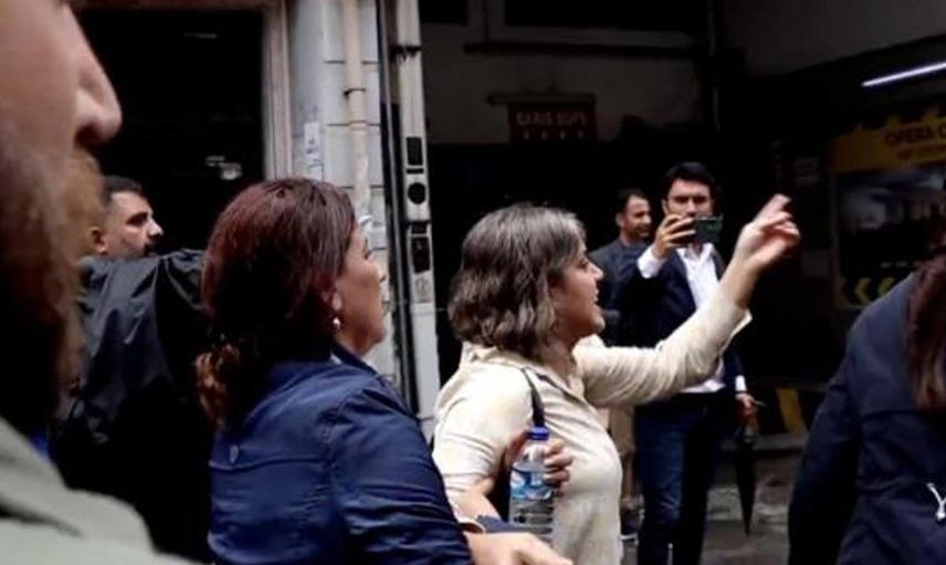 Kadıköy'de HDP'li vekillerinde bulunduğu bir grup, PKK terör örgütü elebaşı Abdullah Öcalan lehine yürüyüş düzenledi! 