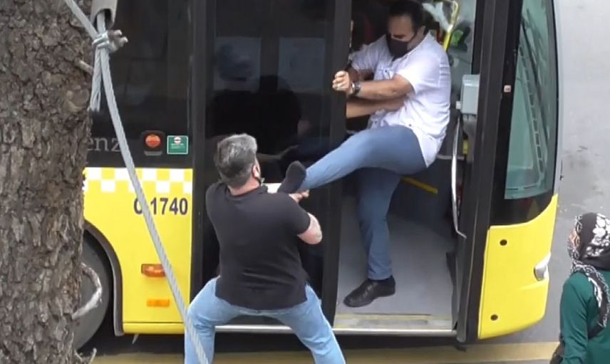 Kadıköy'de İETT şoförüyle yumrukların havada uçuştuğu durak kavgası!