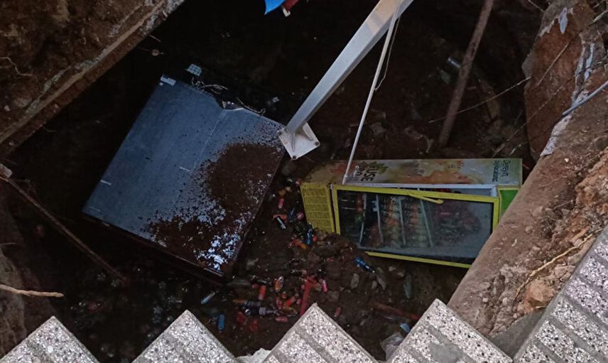 Kadıköy'de İlginç Olay: Bir Binanın Önünde 5 Metre Derinliğinde Çukur Oluştu!