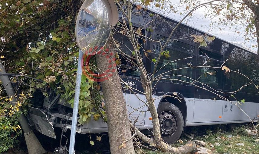 Kadıköy’de korku dolu anlar: Metrobüs kontrolden çıkıp duvara çarptı
