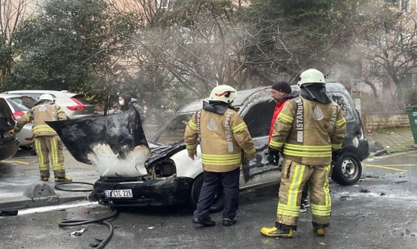 Kadıköy’de Korku Dolu Anlar: Seyir Halindeki Araç Alev Aldı